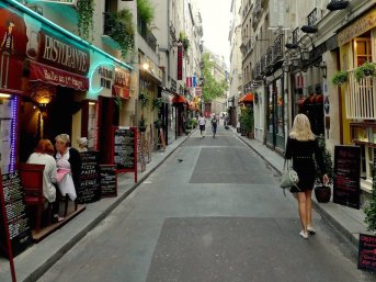 paris narrow sidewalk